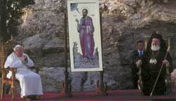 Jan Paweł II i arcybiskup Christodoulos podczas modlitwy na Areopagu. Fot. G. Gałązka